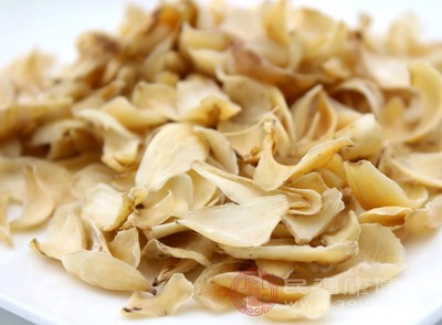 百合既是食材也是药材,其性微寒味甘,能清心火、养肺阴 百合既是食材也是药材,其性微寒味甘,能清心火、养肺阴