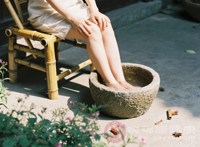 水温不宜超过50℃,以免破坏脚部皮肤的皮脂膜 水温不宜超过50℃,以免破坏脚部皮肤的皮脂膜