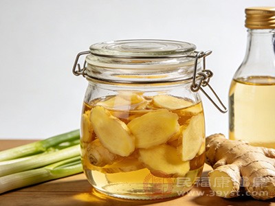 取几片泡好的生姜,加入适量的泡姜醋汁,用温水冲泡 取几片泡好的生姜,加入适量的泡姜醋汁,用温水冲泡