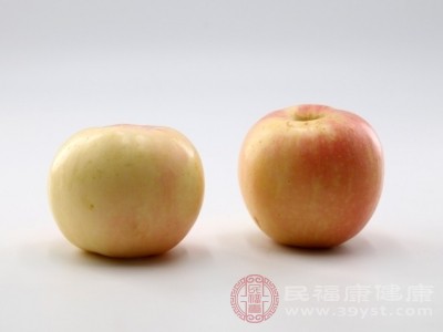 血糖较高或糖尿病患者，在晚上也要谨慎食用苹果