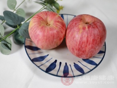 虽然苹果有助于消化，但如果晚上过量食用，也会给肠胃带来负担