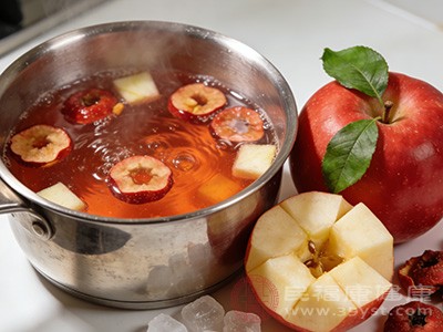 苹果的甜润能中和山楂的酸涩,让这杯饮品的口感更加平衡适口 苹果的甜润能中和山楂的酸涩,让这杯饮品的口感更加平衡适口