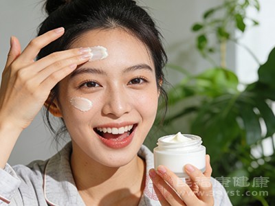 坚持使用含有维生素C、烟酰胺、熊果苷等成分的护肤品 坚持使用含有维生素C、烟酰胺、熊果苷等成分的护肤品