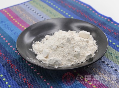 若身边有面粉或淀粉,可将其搓在手上再冲洗 若身边有面粉或淀粉,可将其搓在手上再冲洗