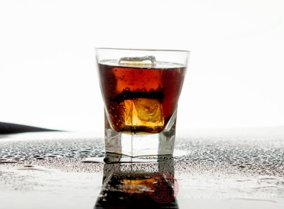 可乐等碳酸饮料含有大量的二氧化碳和糖分 可乐等碳酸饮料含有大量的二氧化碳和糖分