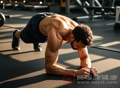 俯卧,用前臂和脚尖支撑身体,保持背部平直,核心收紧,坚持30-60秒/组 俯卧,用前臂和脚尖支撑身体,保持背部平直,核心收紧,坚持30-60秒/组