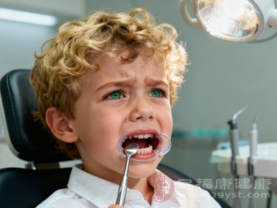 若发现牙龈有异物,用无菌棉签轻轻取出,避免强行拉扯 若发现牙龈有异物,用无菌棉签轻轻取出,避免强行拉扯