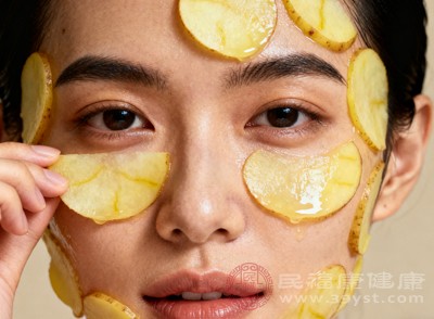 土豆中的淀粉还能吸附肌肤表面的污垢和油脂,清洁毛孔 土豆中的淀粉还能吸附肌肤表面的污垢和油脂,清洁毛孔