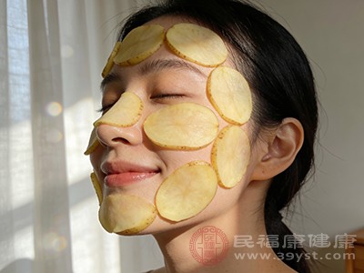 土豆中的营养成分还能促进肌肤的新陈代谢，增强肌肤的保湿能力