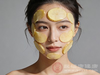 经常用土豆片敷脸，就像给肌肤注入了一股“青春活力”