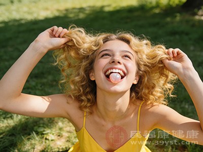 在嚼口香糖时，咬肌会不断地收缩和舒张