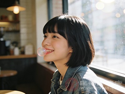 嚼口香糖时，牙齿会不断与口香糖摩擦