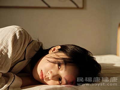 长期不睡枕头会加重颈椎的负担