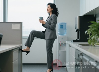 长时间站立时身体能量消耗相对较低,若饮食和运动不规律,还可能增加肥胖的风险 长时间站立时身体能量消耗相对较低,若饮食和运动不规律,还可能增加肥胖的风险