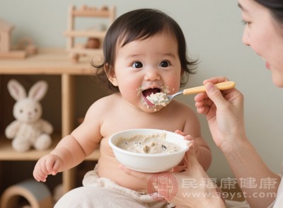 一般建议宝宝6个月左右开始添加辅食，此时宝宝已能控制头部和颈部，挺舌反射消失，对食物表现出兴趣