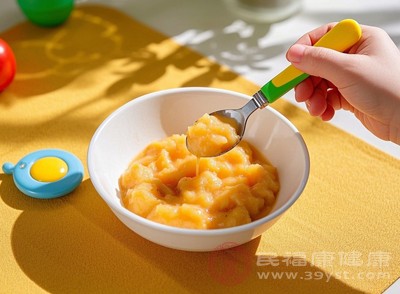 1岁以内的宝宝辅食应保持原味，不加盐、糖、酱油、味精等调味品