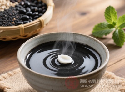 黑芝麻糊——将黑芝麻炒熟后研磨成粉，每次取20克，用温水冲调，可加入少量蜂蜜调味，每天1次，适合早餐食用