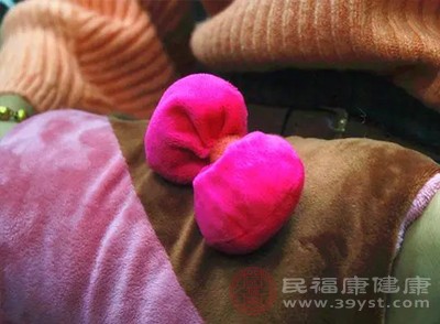 将暖手宝、暖宝宝直接贴在皮肤上，或把热水袋紧紧抱在怀里，是最常见的风险行为