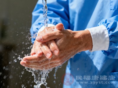 发现皮肤发红、发热、刺痛时,立即脱离热源,用流动的冷水冲洗烫伤部位15-20分钟,降低皮肤温度,减轻损伤 发现皮肤发红、发热、刺痛时,立即脱离热源,用流动的冷水冲洗烫伤部位15-20分钟,降低皮肤温度,减轻损伤