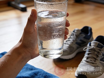 休息一段时间后,开始补水时也不要大口猛灌 休息一段时间后,开始补水时也不要大口猛灌