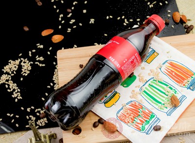 很多人喜欢在运动后喝可乐、果汁等含糖量较高的饮品 很多人喜欢在运动后喝可乐、果汁等含糖量较高的饮品