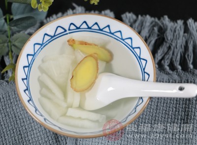 制作萝卜汤时,应选择新鲜、无腐烂变质的萝卜,确保食材安全 制作萝卜汤时,应选择新鲜、无腐烂变质的萝卜,确保食材安全