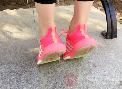 进行专门的足部肌肉训练,如踮脚尖走路(每次走30-50步,重复3组) 进行专门的足部肌肉训练,如踮脚尖走路(每次走30-50步,重复3组)