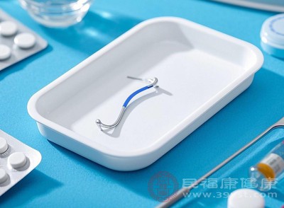 如果节育环未及时取出，萎缩的子宫会紧紧包裹节育环，导致节育环相对过大，不仅会引起明显的腹痛、腰酸等不适，还会使后续取出节育环的难度大大增加