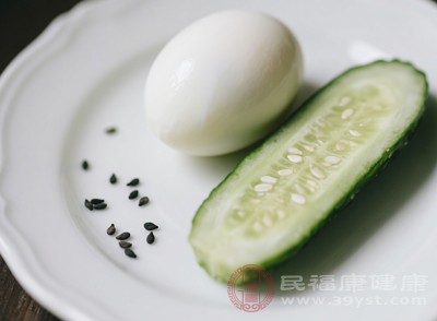 以黄瓜和鸡蛋为主,帮助身体适应低热量饮食 以黄瓜和鸡蛋为主,帮助身体适应低热量饮食