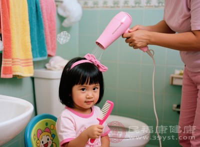 头发的生长速度会随年龄增长而逐渐减缓,青少年时期头发生长最快,成年后每年生长速度会略有下降,这与身体新陈代谢速率变化相关 头发的生长速度会随年龄增长而逐渐减缓,青少年时期头发生长最快,成年后每年生长速度会略有下降,这与身体新陈代谢速率变化相关