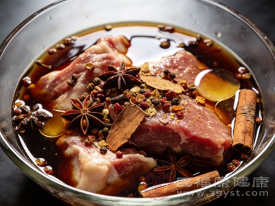 建议每天食盐摄入量不超过5克,少吃咸菜、腌肉、加工食品,烹饪时多用清蒸、水煮、凉拌的方式,保持饮食清淡,让肾脏“轻装上阵” 建议每天食盐摄入量不超过5克,少吃咸菜、腌肉、加工食品,烹饪时多用清蒸、水煮、凉拌的方式,保持饮食清淡,让肾脏“轻装上阵”