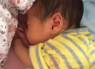 宝宝含奶睡咋破 这几招让娃乖乖自主入睡