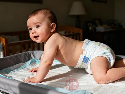 如带有妈妈气味的纱布巾或柔软玩偶,让宝宝通过抓握、触摸获得安全感 如带有妈妈气味的纱布巾或柔软玩偶,让宝宝通过抓握、触摸获得安全感