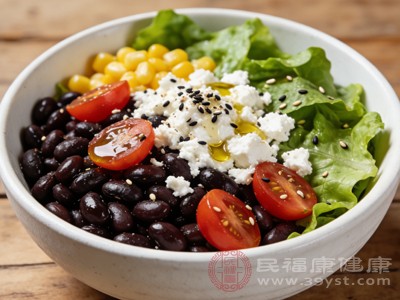 将水煮好的黑豆放凉后,与其他蔬菜、水果等搭配制作沙拉 将水煮好的黑豆放凉后,与其他蔬菜、水果等搭配制作沙拉