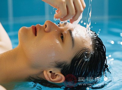 很多人冬天洗脸要么用滚烫的热水,要么直接用冷水,其实这两种方式都不对 很多人冬天洗脸要么用滚烫的热水,要么直接用冷水,其实这两种方式都不对