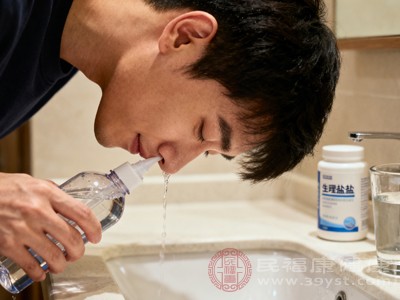 每天用温水清洗鼻腔1-2次,是预防鼻炎的有效方法 每天用温水清洗鼻腔1-2次,是预防鼻炎的有效方法