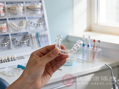 隐形牙套可以随时取下,这使得清洁变得非常方便 隐形牙套可以随时取下,这使得清洁变得非常方便