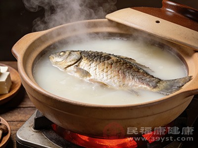 鲫鱼属于水产类食材，其蛋白质中含有某些特定的致敏成分