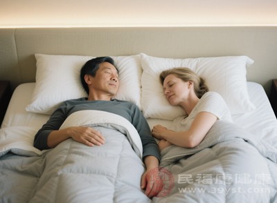 可以尝试深呼吸放松法，躺在床上，慢慢吸气，让腹部鼓起，持续4-5秒钟