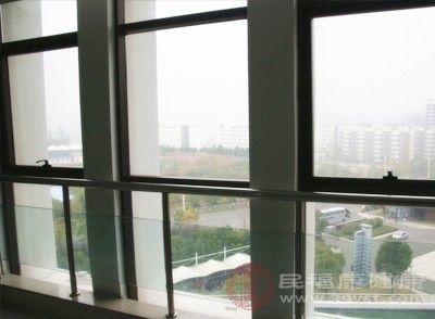 此时应立即转移至通风处，打开窗户或空调换气功能，让新鲜空气流通