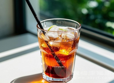 可乐喝到嗨 小心这杯“快乐水”变“伤身水”