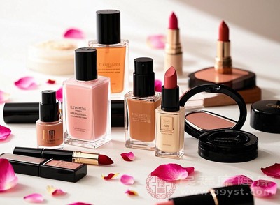 孕期化妆需重点避开某些潜在风险成分，如维A酸类（视黄醇、视黄醛等，可能影响胎儿发育）