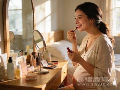 不建议使用防水、防汗型化妆品，这类产品通常附着力强，卸妆难度大，易增加皮肤负担