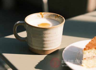 牛奶中的钙可能与浓茶中的鞣酸、咖啡中的咖啡因结合形成不易吸收的物质，影响钙的吸收，建议喝牛奶与饮茶、喝咖啡的间隔时间至少1小时