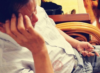 学习并运用记忆方法，如“联想记忆法”（将需要记忆的内容与熟悉的场景、事物关联）