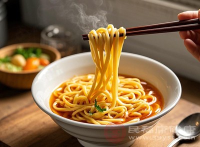 晚上嗦面会胖吗 这几个吃面姿势让你少长肉