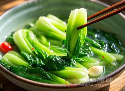 配料方面，加入绿叶蔬菜、菌菇类可增加膳食纤维含量