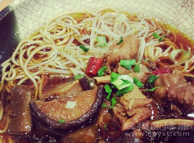 偶尔一次晚餐吃面条通常不会对体重产生明显影响