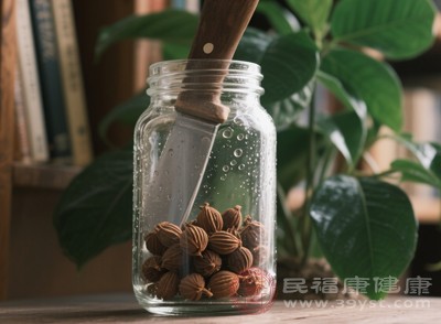 若外感初起时服用砂仁，可能导致感冒症状缠绵不愈