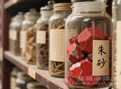 选择食品时，不必过度关注保质期长短，更重要的是查看配料表和营养成分表，通过正规渠道购买